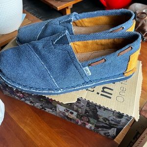 TOMS nwt slip ons